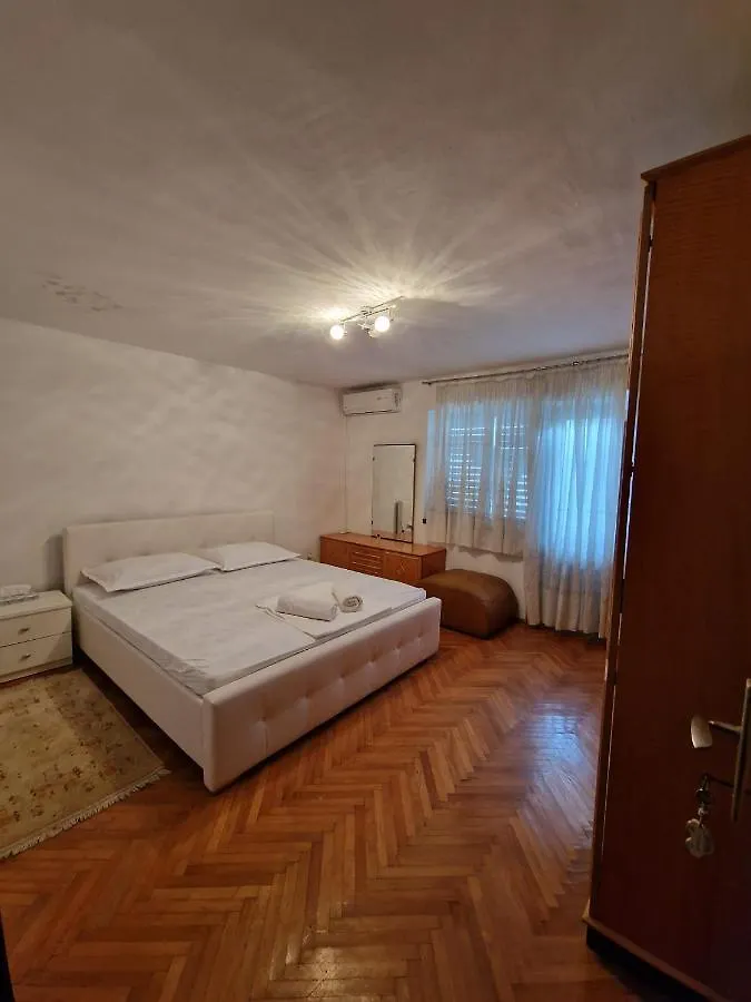 Eros Rooms Split
